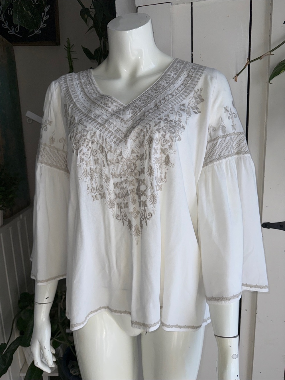 CHELSEA & THEODORE EMBROIDERED TOP LADIES boho NWOT med rayon blend